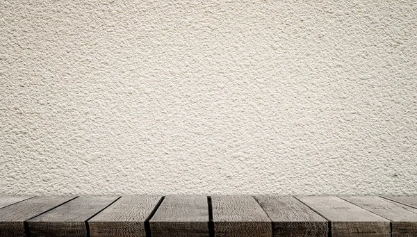 Lege Houten Planken Met Witte Cement Muur Voor Product Weergeven — Stockfoto
