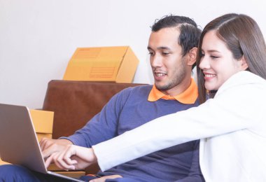 İş çifti onun online ev işindeki hisselerini kontrol ediyor.