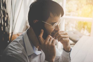 İşadamı cep telefonuyla arama yapıyor.