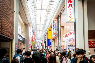 Osaka, Japonya - 26 Mayıs 2018: Shinsaibashi, ünlü alışveriş bölgesinin Osaka, A klasik sokak.