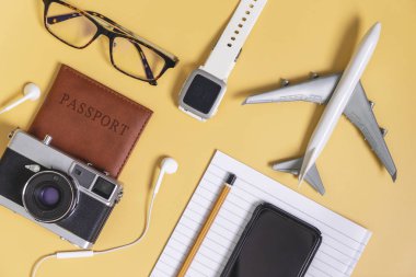 Nesneleri ve aksesuarları sarı, merhaba teknik okul becerikli alet için tatil seyahat ve blogger seyahat