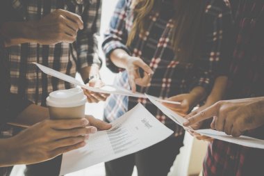 İş dünyasında sıcak kahve fincanı toplantısına başla.