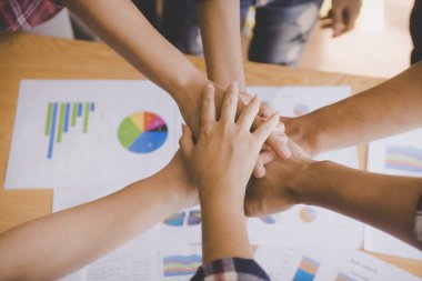 Takım konsepti için iş toplantısında dört el bir arada.