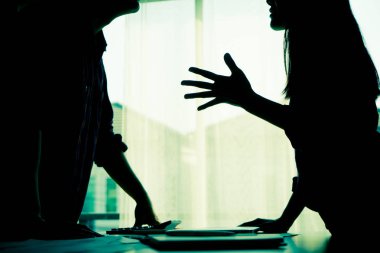 Siluet Asya çift windows tarafından savaşıyor