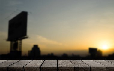 Sanayi kenti arka plan ile boş ahşap raf görüntü