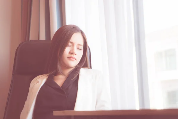 Азиатская Офисная Женщина Вздремнула Расслабившись Офисе — стоковое фото