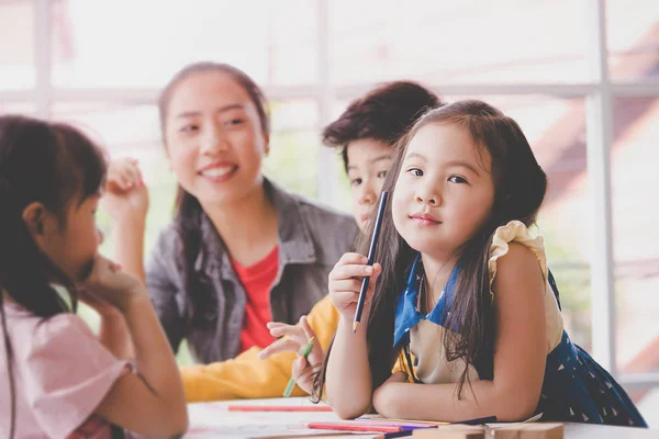 Asiatico Ragazza Disegno Scuola Materna Arte Aula — Foto Stock