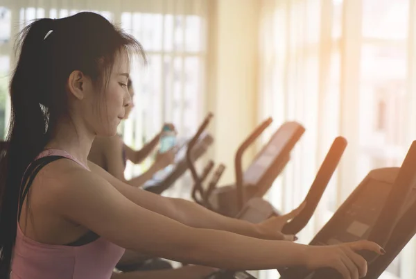 Mujer Asiática Está Haciendo Ejercicio Máquina Gimnasio Fitness — Foto de Stock