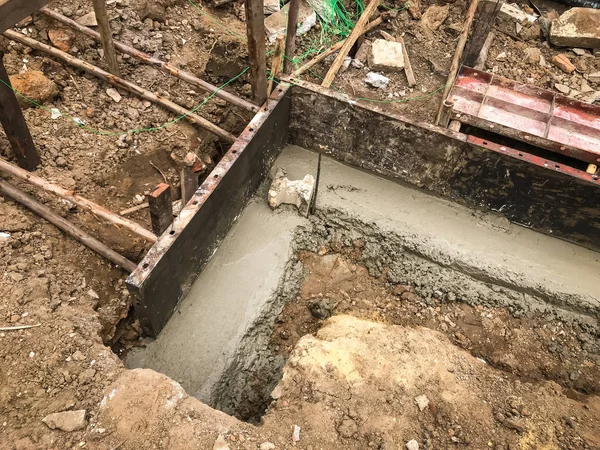Başlangıç dökme ıslak beton ev vakıf inşaat alanında içinde