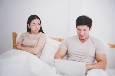 Kızgın ama görmezden koca karısını gitmek online sosyal medya