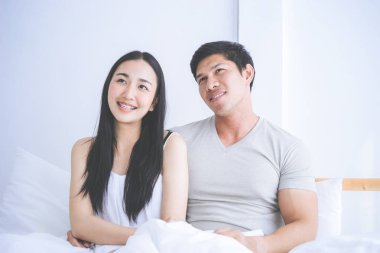 Yatağa bakarken mutlu Asya Çift