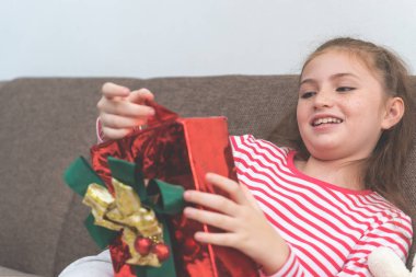 Kadın çocuk sürpriz hediye Noel kutusunu açma