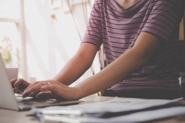 Ofisteki kadın eli iş bilgisayarında yazıyor.