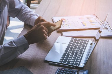 İş adamı küresel iletişim için ofisi arıyor..