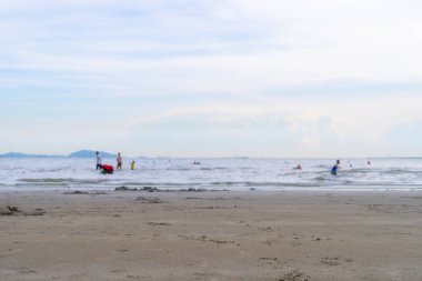 dalga ile oynayan insanlar ile plaj bulanıklık