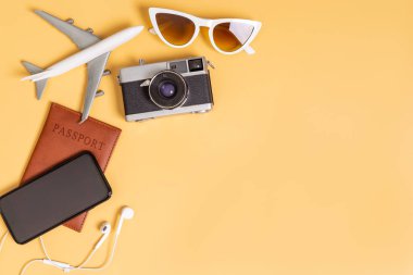 Sarı kopya alanı üzerinde seyahat nesneler için