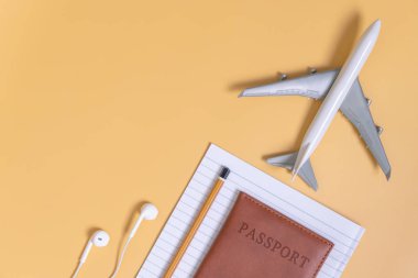 Sarı arka plan kopya alanı üzerinde lüks seyahat aksesuarları