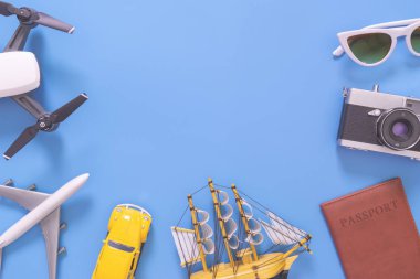 Merhaba teknoloji gadget ve seyahat aksesuarları mavi kopya alanı üzerinde