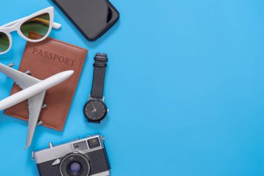 Mavi kopya alanı üzerinde backpacker için seyahat nesneleri