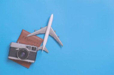 Retro seyahat nesneler için dünya seyahat kavramı mavi zemin üzerine