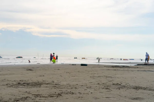 Rozmycie Beach Osób Grających Falą — Zdjęcie stockowe