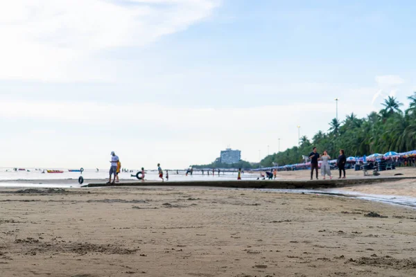 人の波と遊んでビーチをぼかし — ストック写真