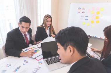 Akıllı iş adamı ve ekip çalışıyor sert toplantıda