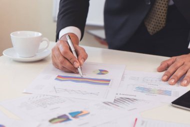 iş adamı el yazılı bir not defteri açın