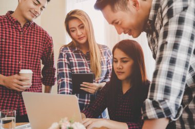 İş takım dizüstü toplantı üzerinde tartışıyor