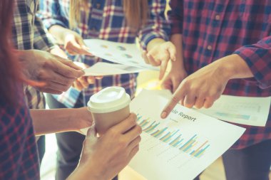 Sıradan iş adamları toplantıda raporları tartışıyorlar, yüzü yok.