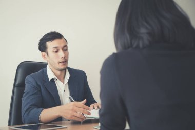 İş adam ofis çalışanı ekibi toplantı ve iş görüşmesi