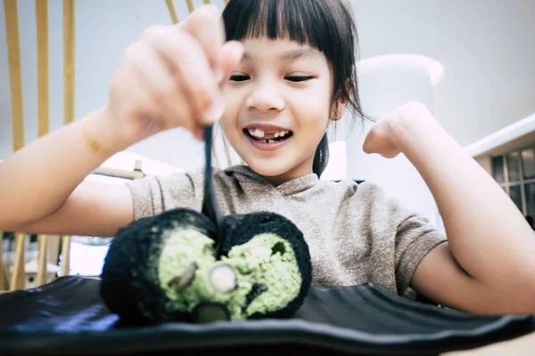 Μικρό Παιδί Είναι Χαρούμενος Τρώει Πράσινο Τσάι Matcha Κέικ Ρολό — Φωτογραφία Αρχείου