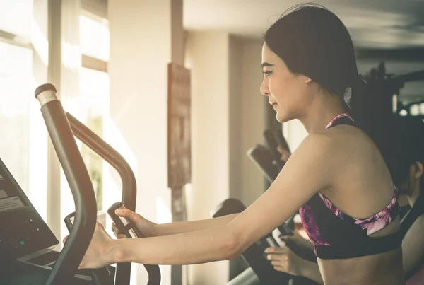 Mujer Asiática Está Haciendo Ejercicio Máquina Gimnasio Fitness — Foto de Stock