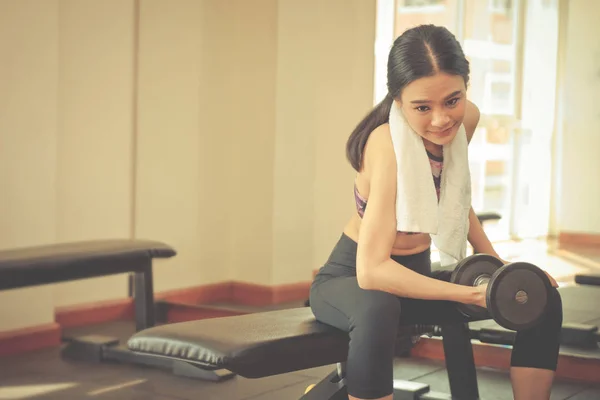 Fuerte Asiático Flaco Mujer Lifting Dumbbell Fitness — Foto de Stock