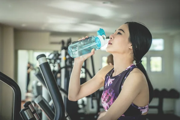 Kobieta Sport Jest Picie Wody Podczas Ćwiczeń Fitness — Zdjęcie stockowe