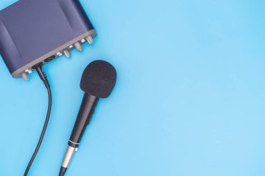 Müzik konsepti için mavi arka plan üzerinde siyah mikrofon