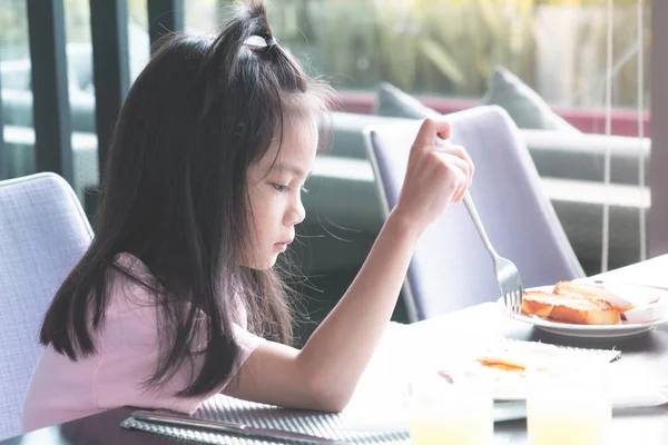 Asian Girl Desayunando Restaurante —  Fotos de Stock