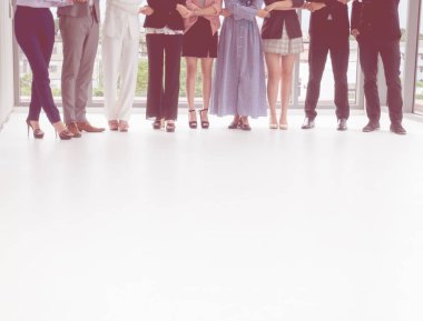 Çeşitli iş ekibi birlikte ayaklar düşük atış el sıkışma ayakta