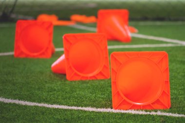 Futbol eğitim koni üzerinde kapalı futbol eğitim alanı