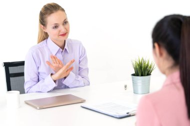 Kadın, İK memuru tarafından iş görüşmesinden reddedildi.