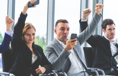 Takım çalışmasının başarılı olduğunu gösteriyor. İş dünyası toplantısında jest kazandı.