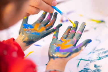 sanat sınıfında kirli boyalı el ile çocuklar