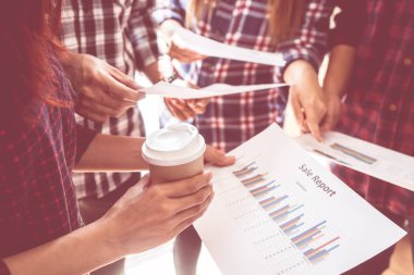 İş toplantısı için veri tablosunu gösteren eller