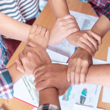 Takım konsepti için iş toplantısında dört el bir arada.