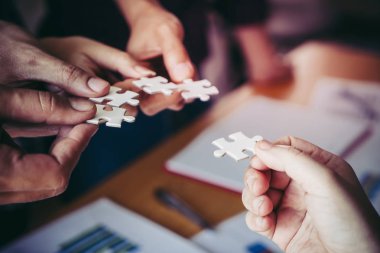 Dört yerleştirerek takım takım kavramı bir araya toplamak için jigsaw bulmacalar