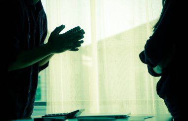 Siluet Asya çift windows tarafından savaşıyor