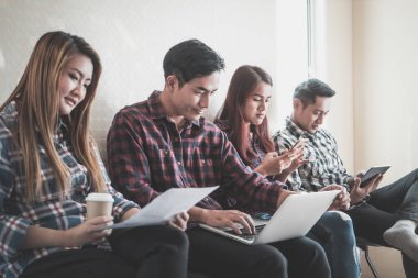 Takım toplantısında arka arkaya oturan sıradan bir ev işçisi.