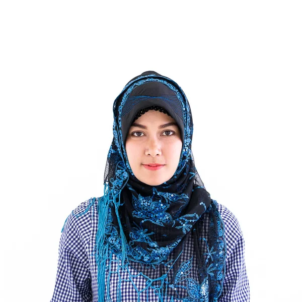 Retrato Uma Mulher Islâmica Muçulmana Fundo Branco — Fotografia de Stock
