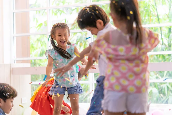 Los Niños Están Jugando Tirando Papel Fiesta Niños — Foto de Stock