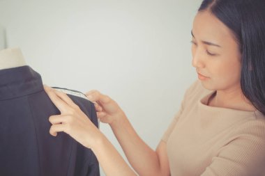 Moda Tasarımcısı el, ölçü bandıyla omuz ölçüyor.